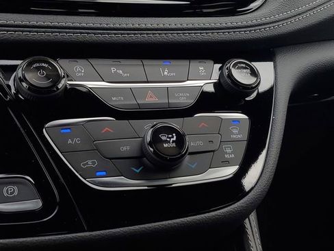 New 2026 Chrysler Pacifica Limited w/ Uconnect Theater Family Group image 30