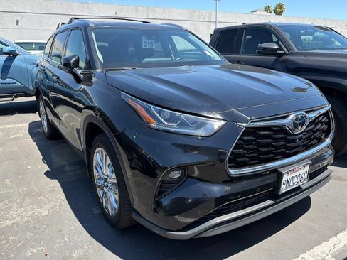 Used 2024 Toyota Highlander Limited AWD/4WD image 2