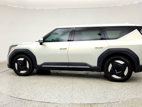 Used 2024 Kia EV9 Light Long Range RWD image 8