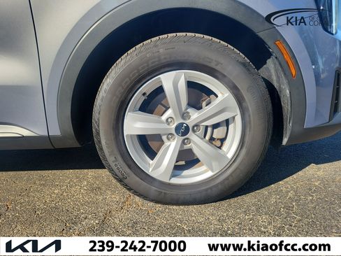 Used 2024 Kia Sorento LX FWD image 7