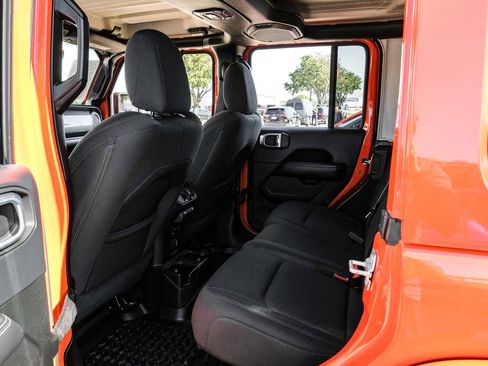 Used 2018 Jeep Wrangler Unlimited Sahara image 40