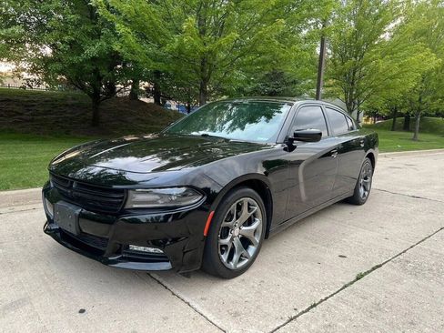 Used 2015 Dodge Charger SXT image 3