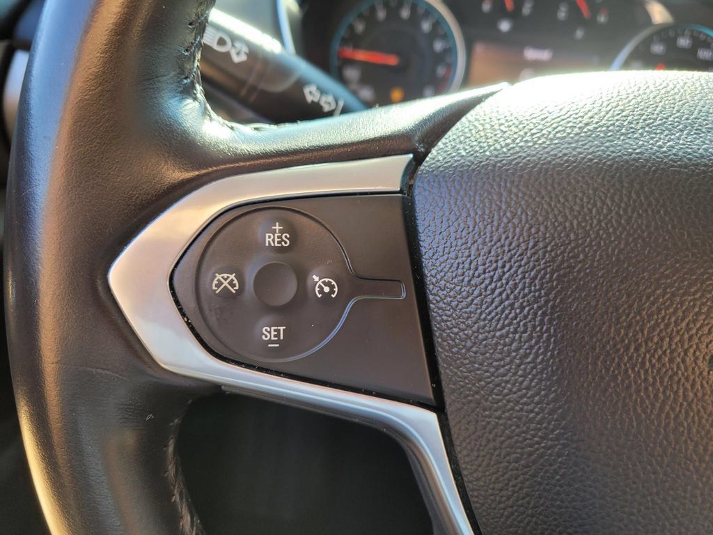 Used 2021 Chevrolet Traverse LT FWD image 31