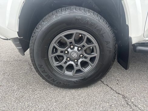 Used 2018 Toyota Tacoma SR5 AWD/4WD image 30