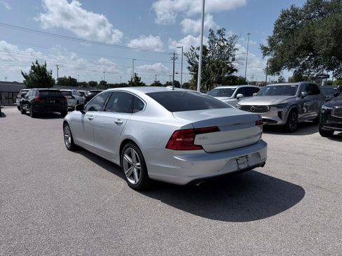 Used 2018 Volvo S90 T5 Momentum w/ Convenience Package FWD image 4