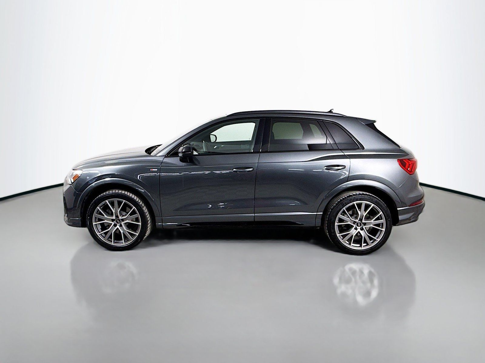 Used 2025 Audi Q3 2.0T Premium Plus w/ Premium Plus Package AWD/4WD image 2