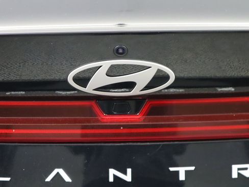 Used 2024 Hyundai Elantra Limited image 8