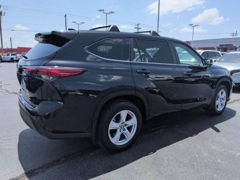 Used 2023 Toyota Highlander LE AWD/4WD image 5