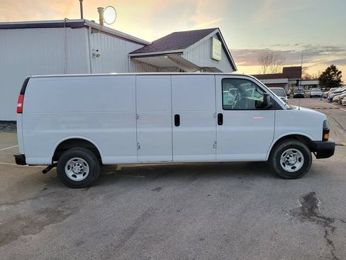 Used 2019 Chevrolet Express 3500 Extended w/ Driver Convenience Package RWD image 5
