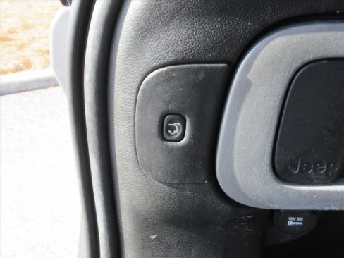 Used 2015 Jeep Cherokee Trailhawk w/ Comfort/Convenience Group image 31