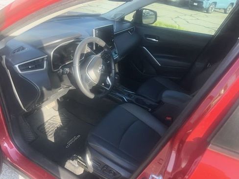 Used 2022 Toyota Corolla Cross XLE w/ Convenience Package image 3