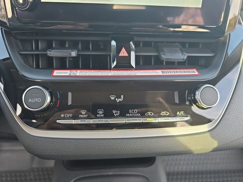 Used 2025 Toyota Corolla LE image 21