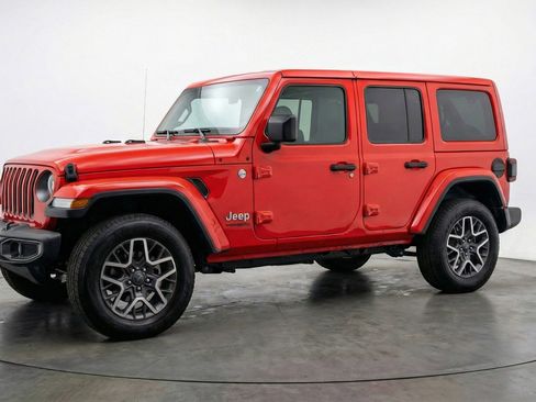 Used 2025 Jeep Wrangler Sahara image 3
