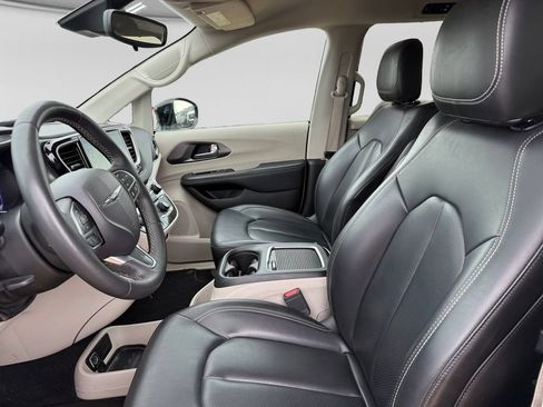 Used 2024 Chrysler Pacifica Touring-L FWD image 21