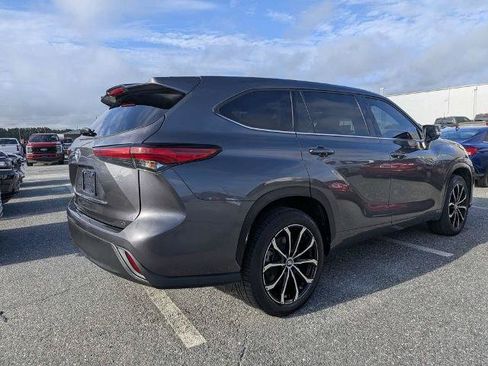 Used 2022 Toyota Highlander LE FWD image 3
