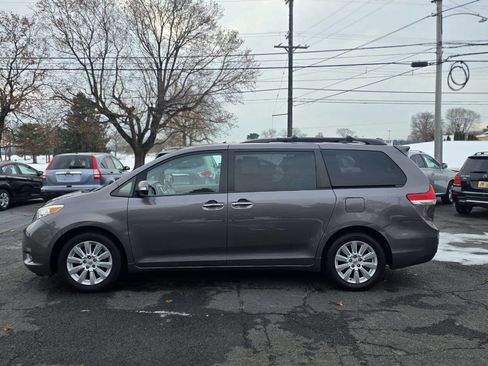 Used 2014 Toyota Sienna Limited image 4