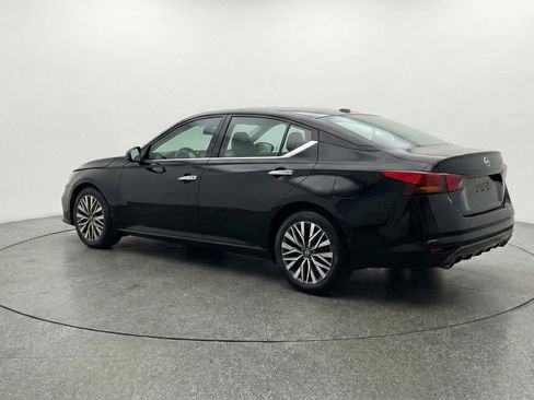 Used 2025 Nissan Altima 2.5 SV FWD image 6