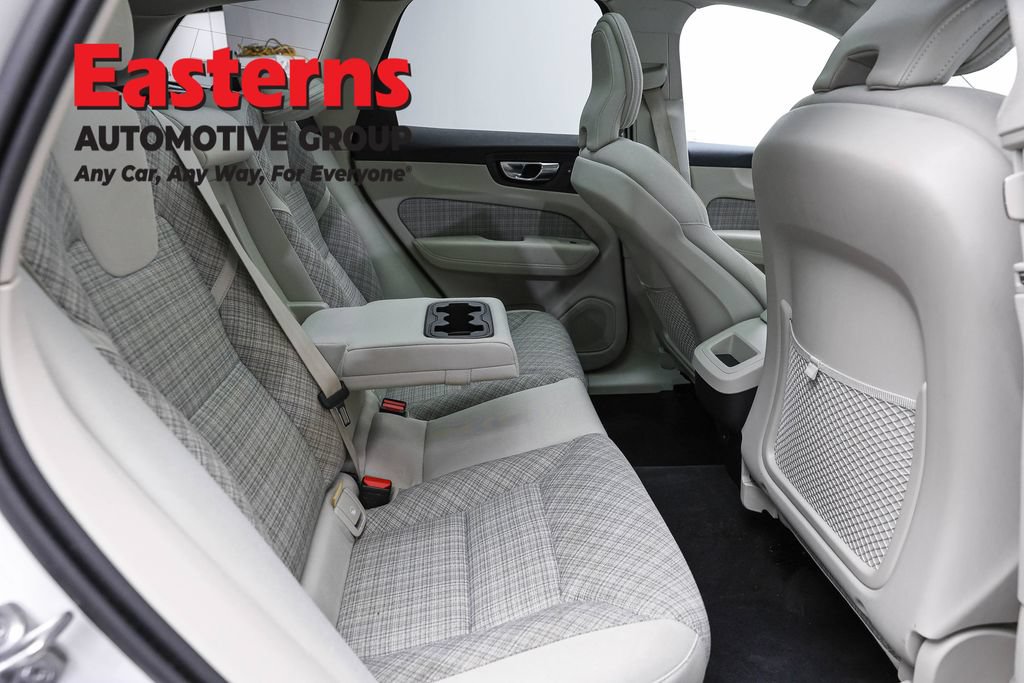 Used 2022 Volvo XC60 B5 Momentum AWD/4WD image 25