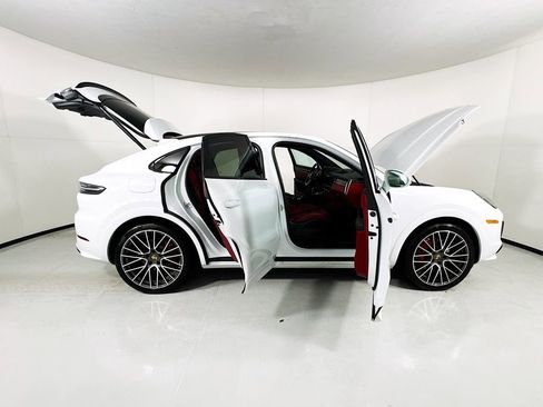 Used 2022 Porsche Cayenne GTS image 31