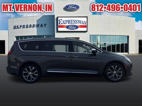 Used 2019 Chrysler Pacifica Limited w/ Tire & Wheel Group FWD image 13