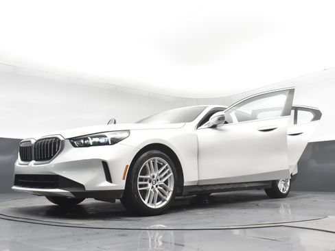 Used 2025 BMW 530i image 32