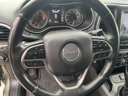 Used 2019 Jeep Cherokee Latitude w/ Cold Weather Group FWD image 11