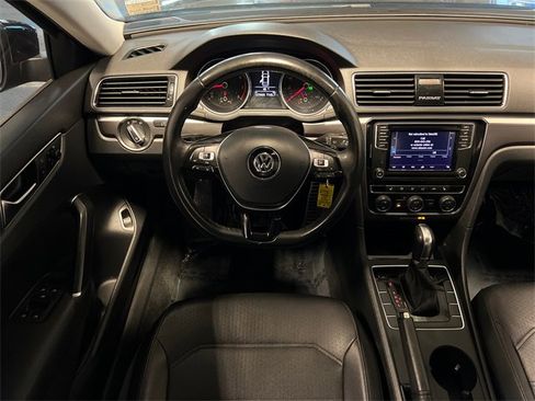 Used 2018 Volkswagen Passat 2.0T R-Line image 18