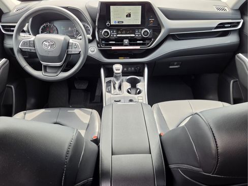 Used 2025 Toyota Highlander XLE FWD image 11