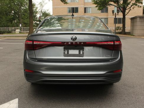 Used 2025 Volkswagen Jetta SE FWD image 8