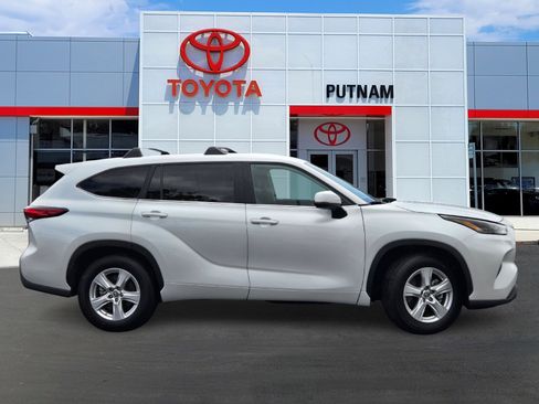 Used 2023 Toyota Highlander L FWD image 3
