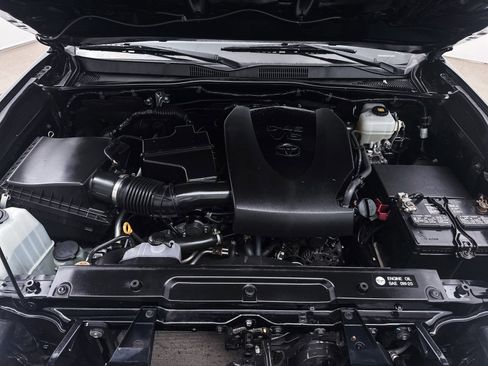 Used 2019 Toyota Tacoma TRD Off-Road image 9