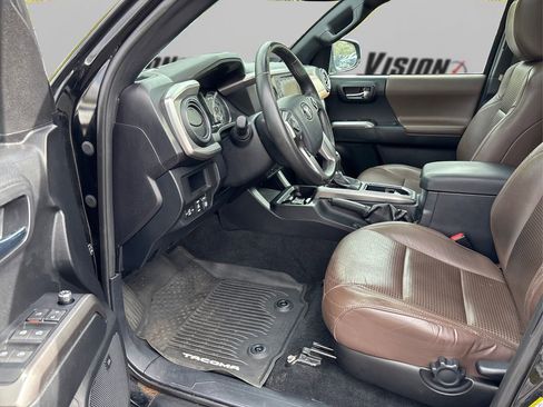 Used 2017 Toyota Tacoma Limited image 9
