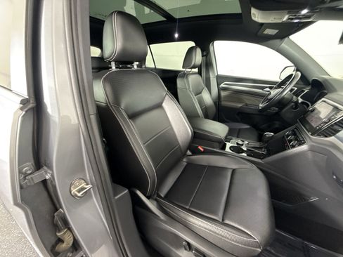 Used 2021 Volkswagen Atlas Cross Sport SEL R-Line image 29