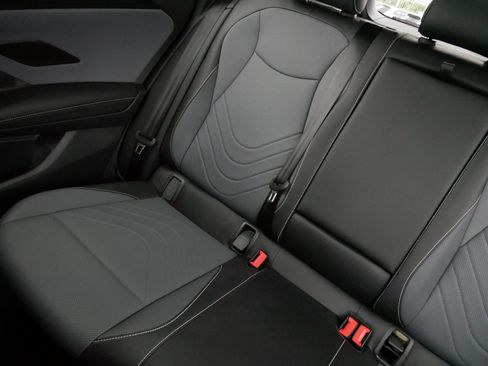 Used 2025 Volkswagen Tiguan SE w/ Panoramic Sunroof Package AWD/4WD image 12