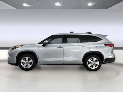 Used 2022 Toyota Highlander L FWD image 2