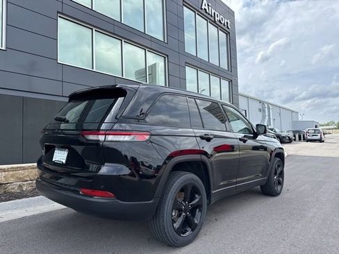 Used 2023 Jeep Grand Cherokee Altitude AWD/4WD image 3