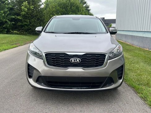 Used 2019 Kia Sorento LX Sport Utility 4D image 2