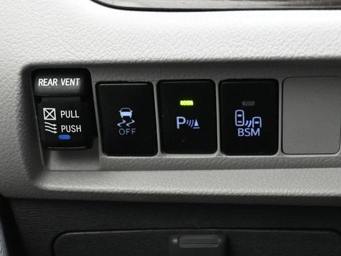 Used 2016 Toyota Sienna XLE image 17