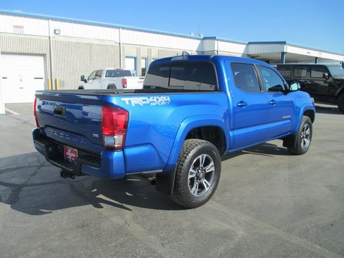Used 2017 Toyota Tacoma TRD Sport image 3