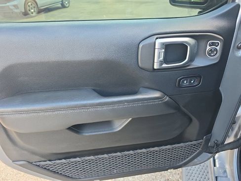 Used 2018 Jeep Wrangler Unlimited Sahara AWD/4WD image 13