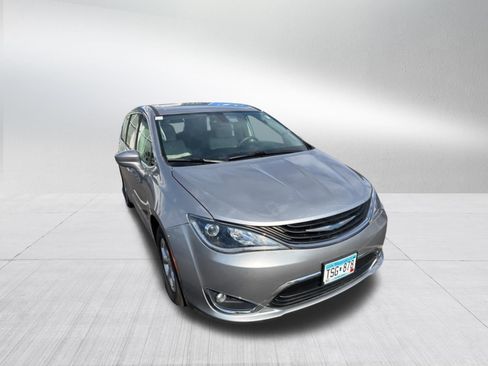 Used 2018 Chrysler Pacifica Touring Plus FWD image 3