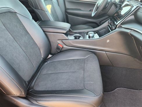 New 2025 Jeep Grand Cherokee Altitude image 10