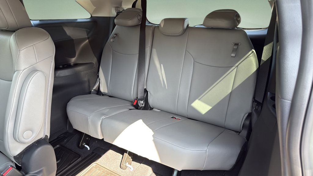 Used 2026 Toyota Sienna XLE FWD image 19
