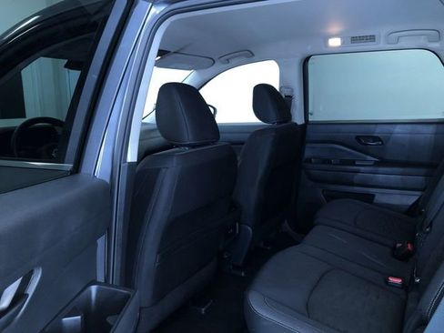 Used 2025 Nissan Pathfinder SV image 19