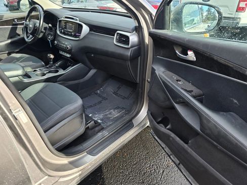 Used 2016 Kia Sorento LX w/ LX Convenience Package image 10