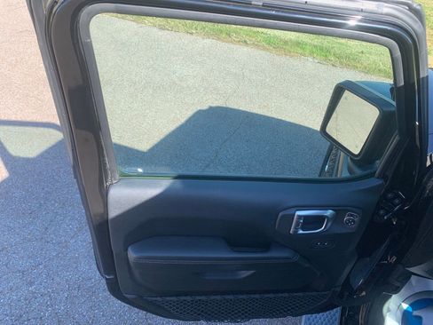 Used 2018 Jeep Wrangler Unlimited Sahara w/ Safety Group image 11