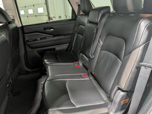 Used 2023 Nissan Pathfinder SL AWD/4WD image 15