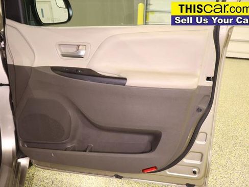 Used 2015 Toyota Sienna LE FWD image 30