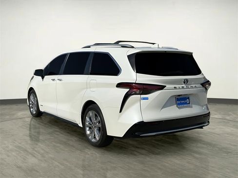 Used 2021 Toyota Sienna Platinum image 6