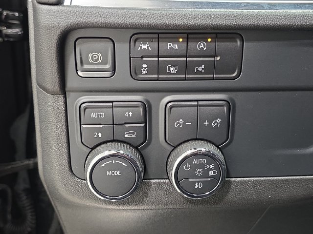 Used 2025 Chevrolet Suburban Premier AWD/4WD image 24